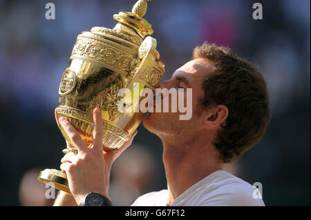 Andy Murray della Gran Bretagna bacia il trofeo dopo aver battuto il serbo Novak Djokovic il tredici giorno dei Campionati di Wimbledon all'All England Lawn Tennis and Croquet Club di Wimbledon. Foto Stock