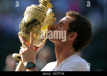 Tennis - 2013 Wimbledon Championships - Day Thirteen - The All England Lawn Tennis and Croquet Club. Andy Murray della Gran Bretagna bacia il trofeo dopo aver battuto il Novak Djokovic della Serbia Foto Stock