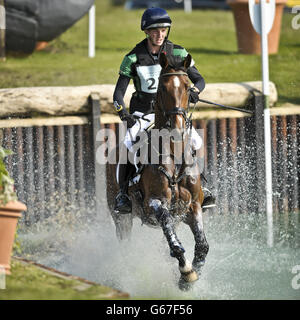 Tom Jackson della Gran Bretagna su Waltham Fiddlers trovano nell'acqua di Ippona nel Cross Country durante il quarto giorno dei Barbury International Horse Trials al al Barbury Castle, Wiltshire. Foto Stock