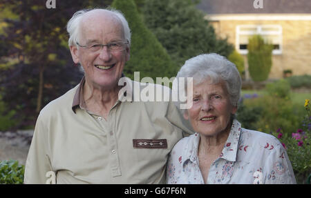 I nonni di Andy Murray, Roy e Shirley Erskine, festeggiano a casa loro a Dunblane, in Scozia, dopo che Murray ha battuto Novak Djokovic per vincere la finale di Wimbledon. Foto Stock