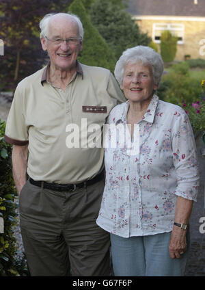 I nonni di Andy Murray, Roy e Shirley Erskine, festeggiano a casa loro a Dunblane, in Scozia, dopo che Murray ha battuto Novak Djokovic per vincere la finale di Wimbledon. Foto Stock