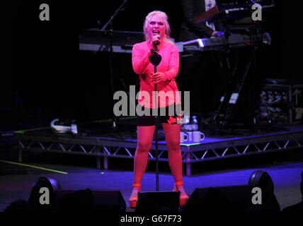 Debbie Harry il cantante principale di Blondie che si esibisce al Roundhouse di Londra. Foto Stock