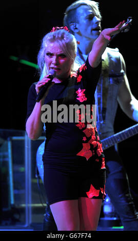 Debbie Harry il cantante principale di Blondie che si esibisce al Roundhouse di Londra. Foto Stock