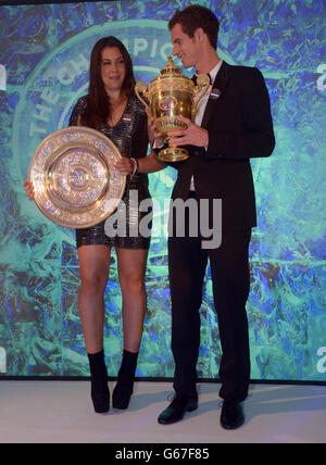 Tennis - 2013 Wimbledon Championships - Day Thirteen - Champions Ball - Intercontinental Hotel. Andy Murray della Gran Bretagna e Marion Bartoli della Francia durante la Champions Ball all'Intercontinental Hotel di Londra. Foto Stock