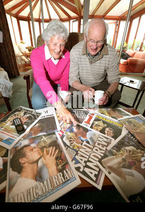 Shirley e Roy Erskine, nonni di Andy Murray mentre guardano attraverso i giornali di questa mattina a casa loro a Dunblane, dopo la vittoria di Wimbledon del loro nipote su Centre Court. Foto Stock