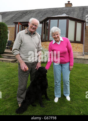 Shirley e Roy Erskine, nonni di Andy Murray con il loro cane Penny a casa a Dunblane, dopo la vittoria di Wimbledon del loro nipote su Center Court. Foto Stock