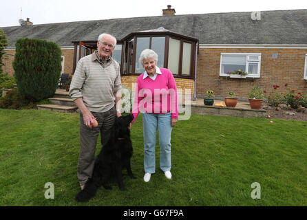 Shirley e Roy Erskine, nonni di Andy Murray con il loro cane Penny a casa a Dunblane, dopo la vittoria di Wimbledon del loro nipote su Center Court. Foto Stock