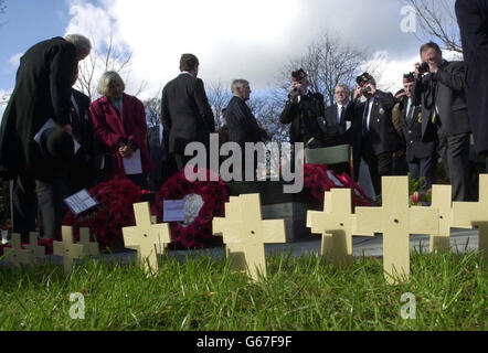 Parenti e amici di soldati dei regimenti scozzesi di fanteria, morti durante le operazioni in Irlanda del Nord, in un servizio commemorativo dedicato a loro presso il Memorial Garden, Palace Barracks a Belfast. * una pietra incisa commemora gli oltre 40 soldati degli scozzesi reali, i re possiedono i confini scozzesi, i crociati delle Highlands reali, l'orologio nero, gli Highlanders, le regine possiedono gli Highlanders e gli argillesi e gli altipiani di Sutherland che hanno perso la vita nell'Irlanda del Nord. Foto Stock