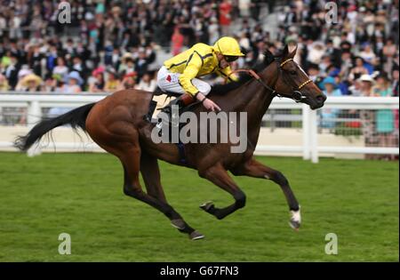 Rizeena guidato da James Doyle vince la Regina Mary Stakes durante il secondo giorno della riunione di Ascot reale all'Ippodromo di Ascot, Berkshire. Foto Stock