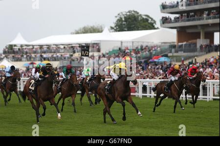 Rizeena guidato da James Doyle vince la Regina Mary Stakes durante il secondo giorno della riunione di Ascot reale all'Ippodromo di Ascot, Berkshire. Foto Stock