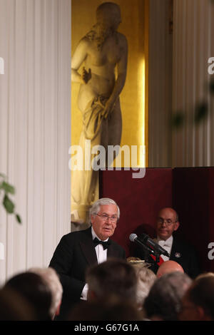 Il governatore uscente della Banca d'Inghilterra Sir Mervyn King pubblica il suo discorso durante la "cena del Sindaco del Signore ai banchieri e mercanti della Città di Londra" presso la Mansion House, Londra. Foto Stock