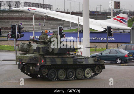 Soldati in un'auto blindata stand di guardia di fronte a un modello di British Airways Concorde vicino all'ingresso dell'aeroporto di Londra Heathrow. * Scotland Yard ha detto che le truppe erano state spostate per sostenere la polizia metropolitana mentre hanno aumentato la sicurezza all'aeroporto e in altre posizioni. 12/8/03: Gli Stati Uniti hanno inviato esperti di aviazione in Iraq e nelle principali capitali europee e asiatiche per valutare la sicurezza degli aeroporti commerciali. Gli investigatori stanno determinando se gli aeroporti possono essere difesi contro i missili a spalla. Lo chiede anche il Dipartimento per la sicurezza interna degli Stati Uniti Foto Stock
