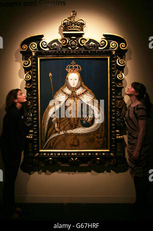 Membri dello staff del National Museum of Scotland di Edimburgo con una delle mostre della mostra Mary Queen of Scots, la mostra di immagini è della Regina Elisabetta i, che guarda indietro alla sua vita, che va dal 28 giugno al 27 novembre 2013. Foto Stock