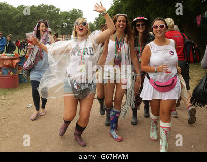 Glastonbury Festival 2013 - 2° giorno. Festival goers durante una doccia leggera pioggia al Glastonbury Festival, presso Worthy Farm a Somerset. Foto Stock