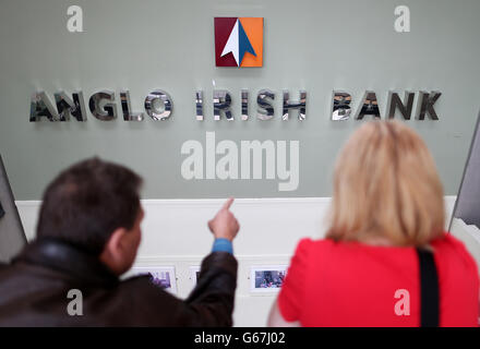 I visitatori del National Museum of Ireland at Collins Barracks a Dublino guardano l'ex segno della disgraziata banca Anglo Irish Bank in mostra come parte delle mostre dei musei. Foto Stock