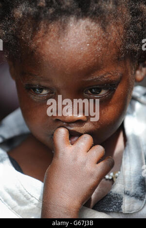 Una giovane ragazza attende di essere vista da un medico presso l'ospedale Mbour, Senegal. PREMERE ASSOCIAZIONE foto. Data immagine: Mercoledì 26 giugno 2013. Il credito fotografico dovrebbe essere: Joe Giddens/PA Wire Foto Stock