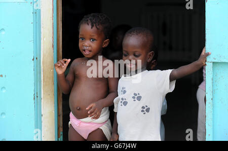 Bambini orfani al Pouponniere di Mbour, Senegal. PREMERE ASSOCIAZIONE foto. Data immagine: Mercoledì 26 giugno 2013. Il credito fotografico dovrebbe essere: Joe Giddens/PA Wire Foto Stock