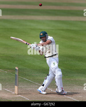 Cricket - International Tour Match - Somerset v Australia XI - Day Two - The County Ground. Il battitore dell'Australia Usman Khawaja segna contro Somerset, durante la partita del Tour Internazionale al County Ground di Taunton. Foto Stock