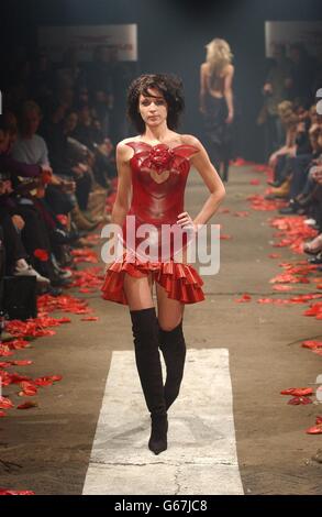 Un modello indossa una creazione di Scott Henshall sulla passerella durante il suo show autunno/inverno 2003 come parte della London Fashion Week alla Bargehouse nel centro di Londra. Foto Stock