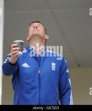 Cricket - seconda NatWest T20 - Inghilterra / Nuova Zelanda - The Kia Oval. L'allenatore inglese Ashley Giles controlla la pioggia durante la partita Natwest International Twenty20 al Kia Oval di Londra. Foto Stock