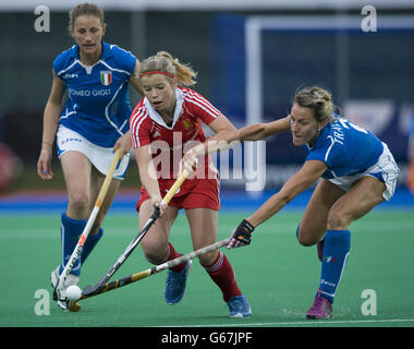 Hockey - Investec World League Semifinali - Inghilterra / Italia - Chiswick. Sophie Bray in Inghilterra sfida con Celina Traverso in Italia durante le quarti di finale delle semifinali della Investec World League, Chiswick. Foto Stock