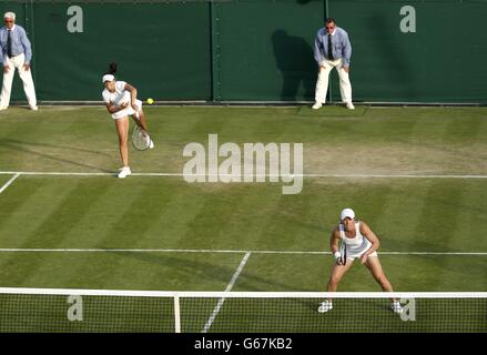 Laura Robson della Gran Bretagna (a sinistra) e Lisa Raymond degli Stati Uniti in azione nella loro doppia partita femminile contro Anna-Lena Groenefeld della Germania e Kveta Peschke della Repubblica Ceca durante il sesto giorno del Wimbledon Championships presso l'All England Lawn Tennis and Croquet Club di Wimbledon. Foto Stock