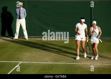 Laura Robson della Gran Bretagna (a sinistra) e Lisa Raymond degli Stati Uniti in conversazione nella loro doppia partita femminile contro Anna-Lena Groenefeld della Germania e Kveta Peschke della Repubblica Ceca durante il sesto giorno del Wimbledon Championships presso l'All England Lawn Tennis and Croquet Club di Wimbledon. Foto Stock