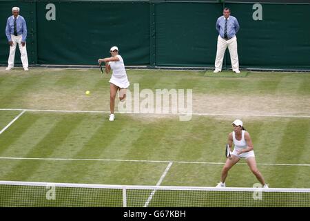 Laura Robson della Gran Bretagna (a sinistra) e Lisa Raymond degli Stati Uniti in azione nella loro doppia partita femminile contro Anna-Lena Groenefeld della Germania e Kveta Peschke della Repubblica Ceca durante il sesto giorno del Wimbledon Championships presso l'All England Lawn Tennis and Croquet Club di Wimbledon. Foto Stock