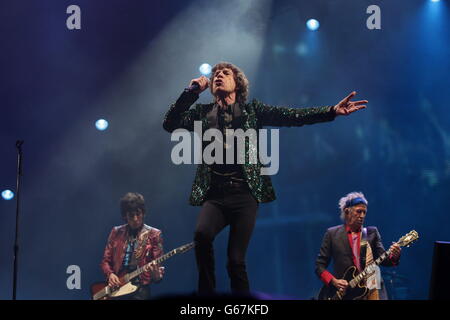 Mick Jagger, Ronnie Wood (a sinistra) e Keith Richards (a destra) dei Rolling Stones si esibiscono sul palcoscenico della Piramide durante la seconda giornata di esibizione del Festival delle Arti Performative contemporanee di Glastonbury 2013 presso la Pilton Farm, Somerset. Foto Stock