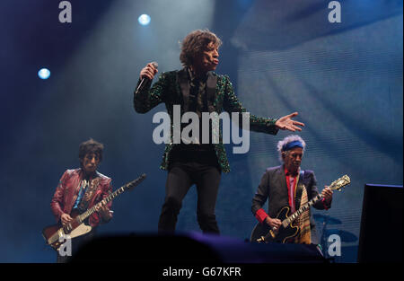 Mick Jagger, Ronnie Wood (a sinistra) e Keith Richards (a destra) dei Rolling Stones si esibiscono sul palcoscenico della Piramide durante la seconda giornata di esibizione del Festival delle Arti Performative contemporanee di Glastonbury 2013 presso la Pilton Farm, Somerset. Foto Stock