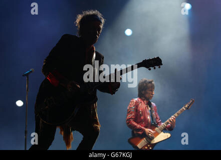 Keith Richards con Ronnie Wood (a destra) dalle Rolling Stones si esibiscono sul palco di Pyramid durante il secondo giorno di esibizione del festival delle arti dello spettacolo contemporanee di Glastonbury 2013 presso la Pilton Farm, Somerset. Foto Stock