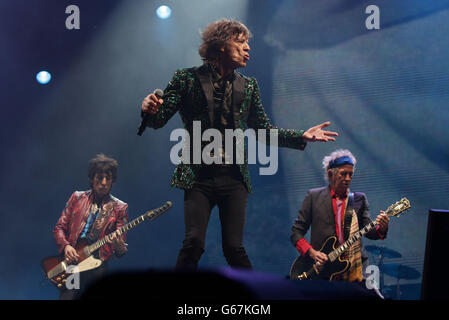 Mick Jagger con Ronnie Wood (a sinistra) e Keith Richards (a destra) delle Rolling Stones si esibiscono sul palco della Piramide durante la seconda giornata di esibizione del Glastonbury 2013 Festival of Contemporary Performing Arts presso la Pilton Farm, Somerset. Foto Stock