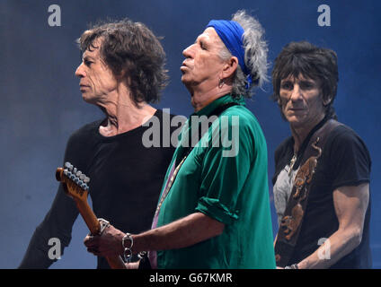 (Da sinistra a destra) Mick Jagger, Keith Richards e Ronnie Wood delle Rolling Stones si esibiscono sul palco della Piramide durante il festival delle arti dello spettacolo contemporanee di Glastonbury 2013 a Pilton Farm, Somerset. Foto Stock