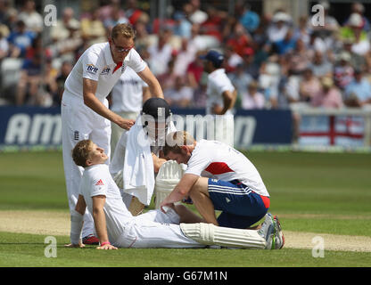 Joe Root of England riceve un trattamento durante il primo giorno della partita di riscaldamento internazionale al County Ground, Chelmsford. Foto Stock