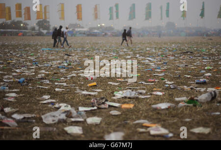 Cucciolata davanti all'altra tappa all'alba, l'ultimo giorno del festival Glastonbury 2013 delle arti dello spettacolo contemporaneo a Pilton Farm, Somerset. Foto Stock