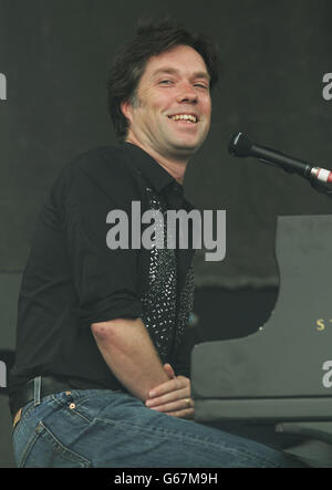 Rufus Wainwright si esibisce sul palco di Pyramid al Festival of Contemporary Performing Arts di Glastonbury 2013 presso la Worthy Farm, Somerset. Foto Stock