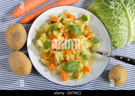 Cavolo verza hotpot, con carote Foto Stock