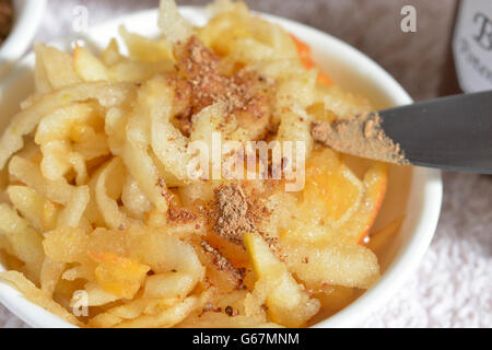 Tormentil radice in polvere su apple pezzi / (Potentilla tormentilla) Foto Stock