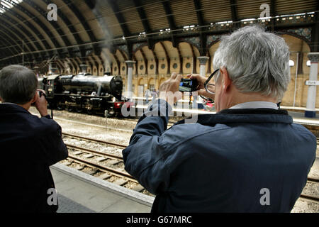 Gli appassionati di rampa fotografare LMS Stanier class 8F locomotiva a vapore 48151 presso la stazione di York, UK. Foto Stock