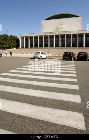 Il Palazzo dei Congressi, nel quartiere finanziario della zona EUR, Roma, Italia. Foto Stock