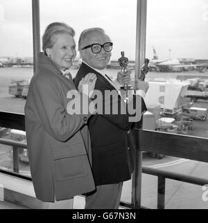 Film - Richard Attenborough e Oscar - Aeroporto di Heathrow Foto Stock