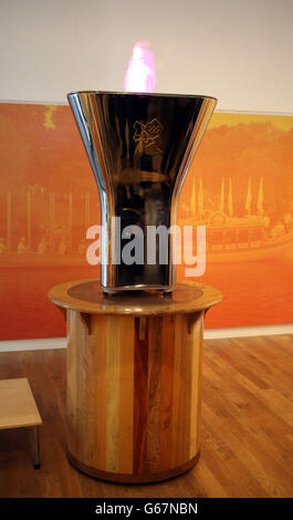 Il Cauldron Olimpico al River & Rowing Museum di Henley-on Thames, donato al museo dal Comitato organizzatore dei Giochi Olimpici e Paralimpici di Londra (LOCOG) come parte dell'eredità dei giochi. Foto Stock