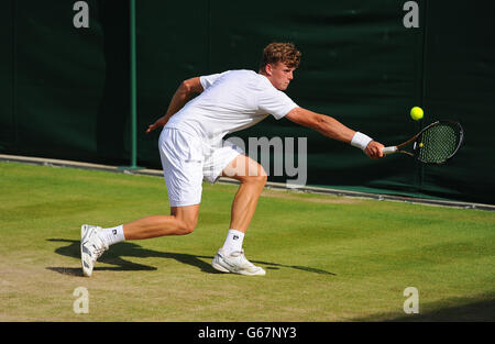 Billy Harris della Gran Bretagna in azione contro Jaime Ignacio Galleillos della Cina durante il settimo giorno dei Campionati di Wimbledon all'All England Lawn Tennis and Croquet Club, Wimbledon. PREMERE ASSOCIAZIONE foto. Data immagine: Lunedì 1 luglio 2013. Vedi PA storia TENNIS Wimbledon. Il credito fotografico dovrebbe essere: Dominic Lipinski/PA Wire. RESTRIZIONI: . Nessun uso commerciale. Nessuna emulazione video. Nessun utilizzo con logo di terze parti non ufficiali. Foto Stock