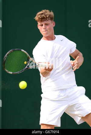 Billy Harris della Gran Bretagna in azione contro Jaime Ignacio Galleillos della Cina durante il settimo giorno dei Campionati di Wimbledon all'All England Lawn Tennis and Croquet Club, Wimbledon. PREMERE ASSOCIAZIONE foto. Data immagine: Lunedì 1 luglio 2013. Vedi PA storia TENNIS Wimbledon. Il credito fotografico dovrebbe essere: Dominic Lipinski/PA Wire. RESTRIZIONI: Nessun uso commerciale. Nessuna emulazione video. Nessun utilizzo con logo di terze parti non ufficiali. Foto Stock