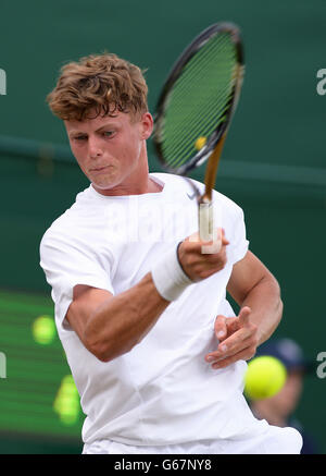 Billy Harris della Gran Bretagna in azione contro Jaime Ignacio Galleillos della Cina durante il settimo giorno dei Campionati di Wimbledon all'All England Lawn Tennis and Croquet Club, Wimbledon. Foto Stock