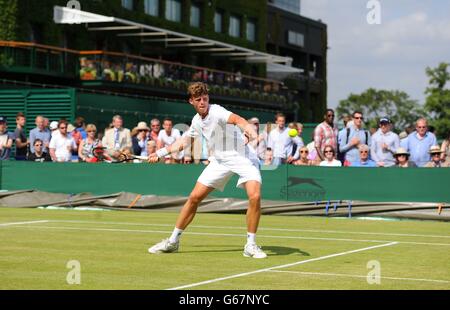 Billy Harris della Gran Bretagna in azione contro Jaime Ignacio Galleillos della Cina durante il settimo giorno dei Campionati di Wimbledon all'All England Lawn Tennis and Croquet Club, Wimbledon. Foto Stock