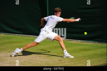 Billy Harris della Gran Bretagna in azione contro Jaime Ignacio Galleillos della Cina durante il settimo giorno dei Campionati di Wimbledon all'All England Lawn Tennis and Croquet Club, Wimbledon. Foto Stock