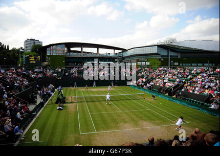 Vista generale di Heather Watson in Gran Bretagna in azione con il partner di Double Jonathan Marray contro David Marrero in Spagna e Kimiko Date-Krumm in Giappone sul campo 3 durante il settimo giorno del Wimbledon Championships presso l'All England Lawn Tennis and Croquet Club di Wimbledon. Foto Stock