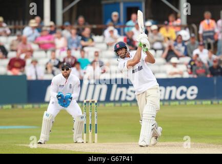 Cricket - International Tour Match - Essex / Inghilterra - giorno due - County Ground. Essex Batsman Sajid Mahmood è uscito durante il secondo giorno della partita internazionale di riscaldamento al County Ground di Chelmsford. Foto Stock