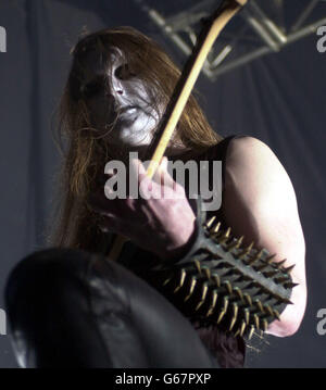 Il frontman della band norvegese "black metal" Satyricon suona al Temple Bar Music Center di Dublino. Il gruppo conosciuto per le flirtazioni con il culto del diavolo e la vernice bianca del volto sono stati insieme per poco più di dieci anni e attualmente stanno girando in Europa. Foto Stock